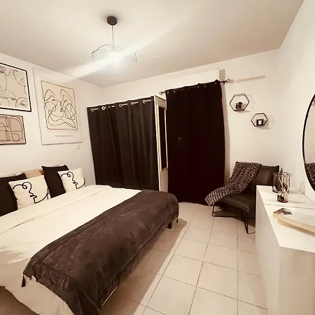 Ecrin Terrasse Elegance 2 Bedrooms Air Conditioning Wifi Parking Apartment Nîmes