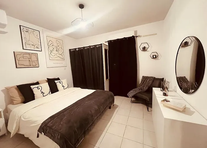 Ecrin Terrasse Elegance 2 Bedrooms Air Conditioning Wifi Parking Apartment Nîmes